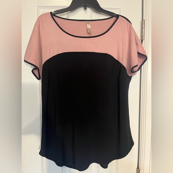Light pink and black size xl short sleeve top - Picture 2 of 2